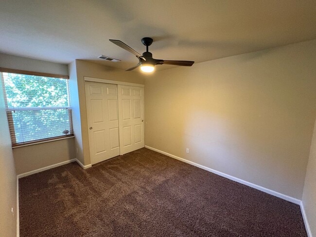 1422 E Mesa Ct in Visalia, CA - Building Photo - Building Photo