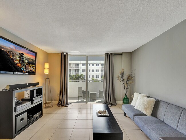 1658 Bay Rd, Unit 303 in Miami Beach, FL - Building Photo - Building Photo