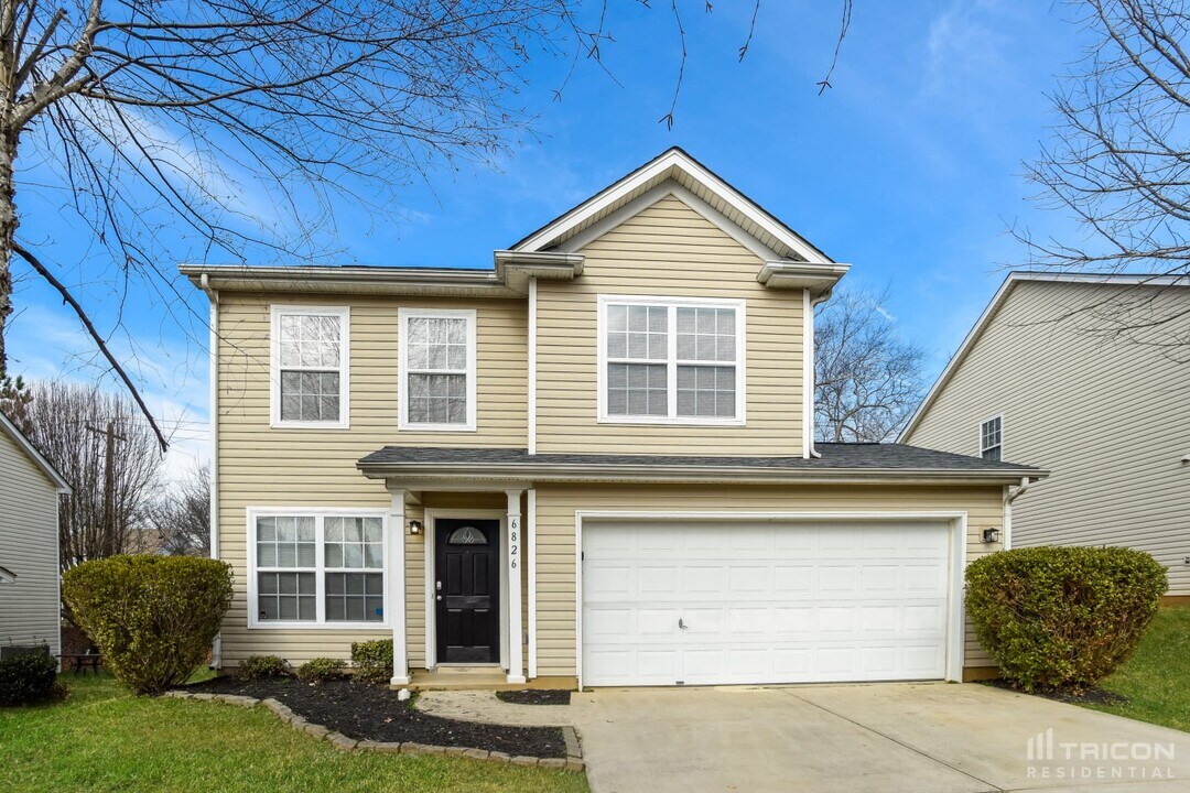 6826 Squirrels Foot Ct in Charlotte, NC - Foto de edificio