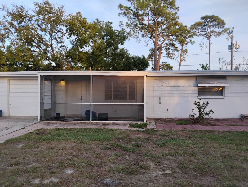 2050 Holiday Dr in Holiday, FL - Building Photo