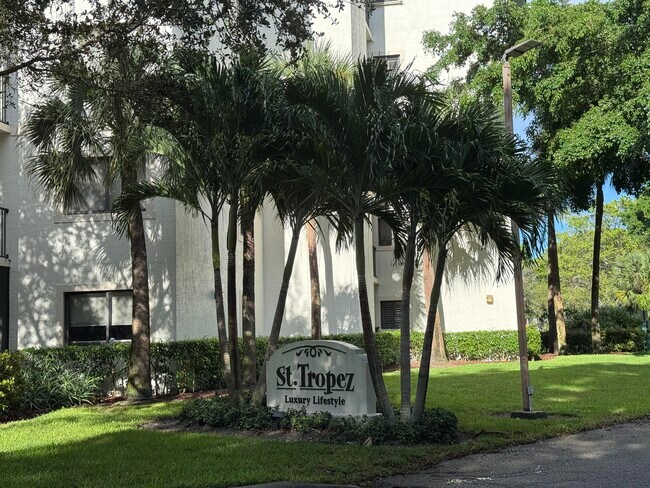 2105 Lavers Cir in Delray Beach, FL - Building Photo - Building Photo