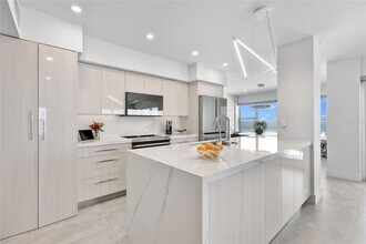 601 Longboat Club Rd, Unit 404S in Longboat Key, FL - Building Photo - Building Photo