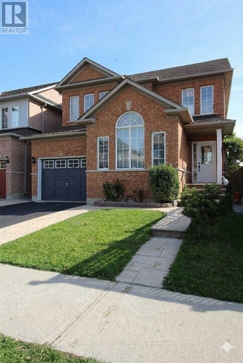 5861 Cozumel Dr in Mississauga, ON - Building Photo