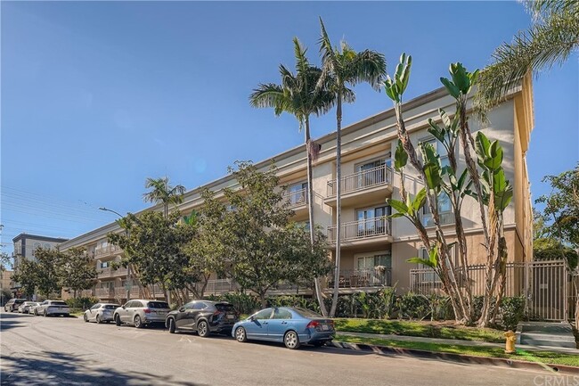 141 S Clark Dr, Unit 408 in West Hollywood, CA - Building Photo - Building Photo