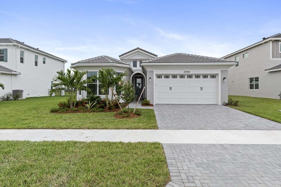 5709 Bristlecone Commoms in Loxahatchee, FL - Building Photo