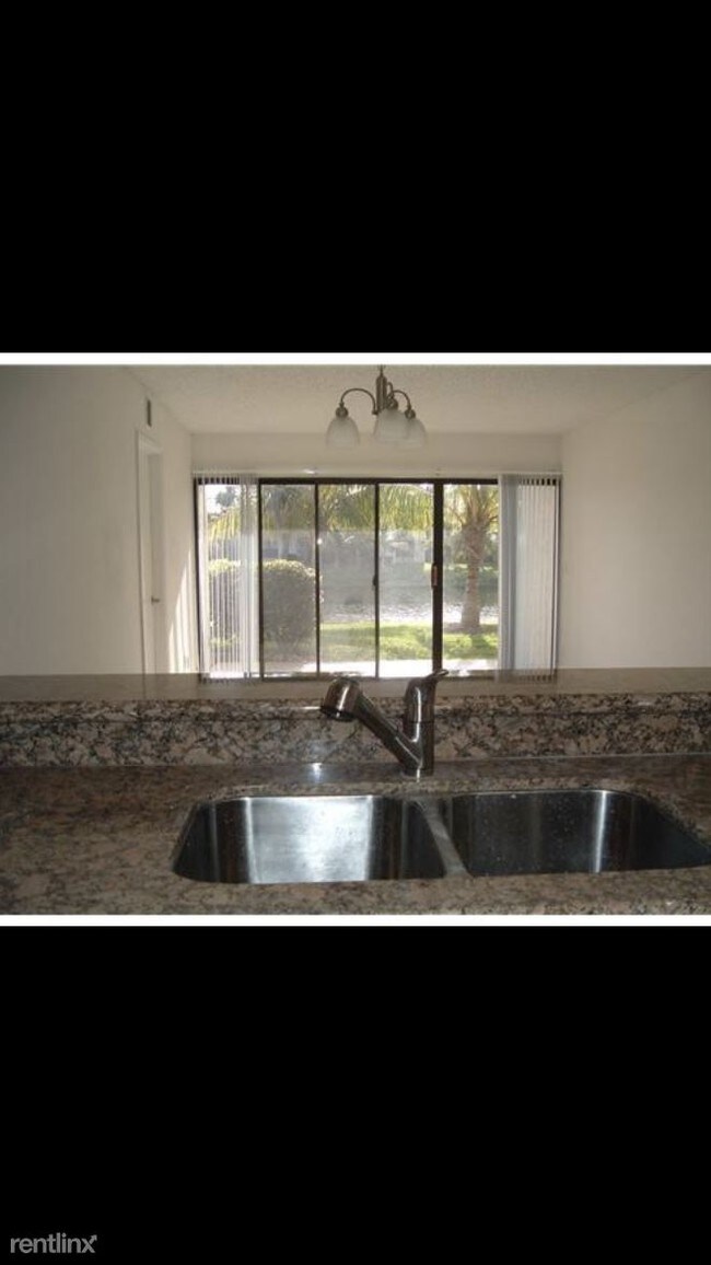 1463 Lake Crystal Dr in West Palm Beach, FL - Foto de edificio - Building Photo