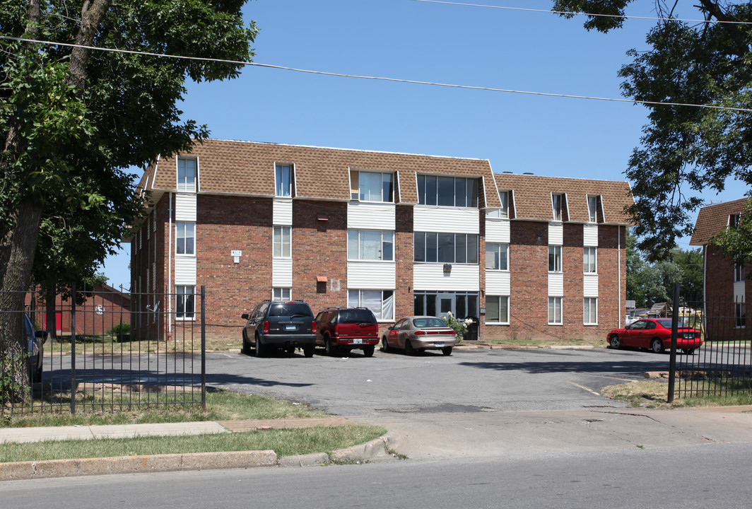 Four Seasons Apartments in St. Louis, MO - Building Photo