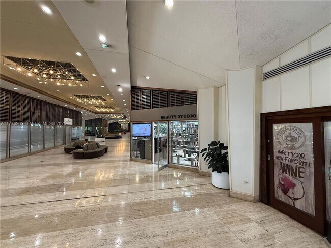 870 Brickell Bay Dr in Miami, FL - Building Photo - Building Photo