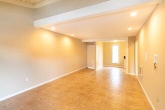 1010 W MacArthur Blvd in Santa Ana, CA - Building Photo - Building Photo