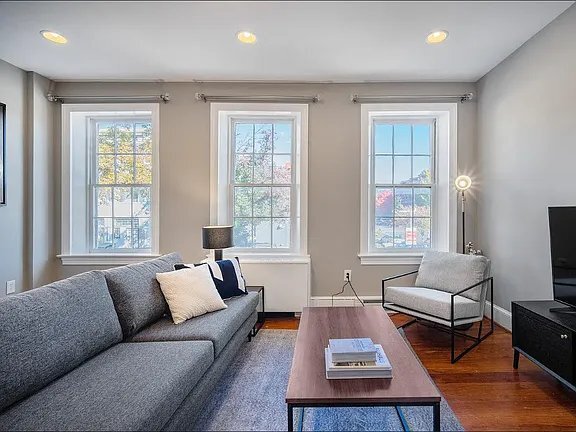 333 C St SE, Unit 2 in Washington, DC - Building Photo - Building Photo