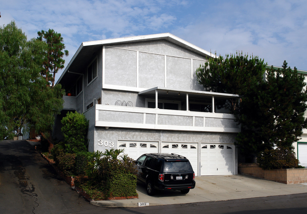 303 Bungalow Dr in El Segundo, CA - Building Photo