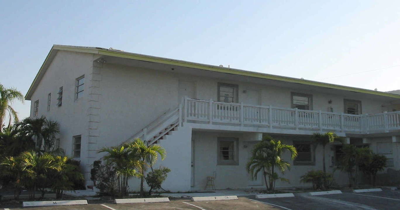 330 SE 19th Ave in Deerfield Beach, FL - Building Photo