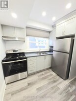 137 Glenmore Rd in Toronto, ON - Building Photo