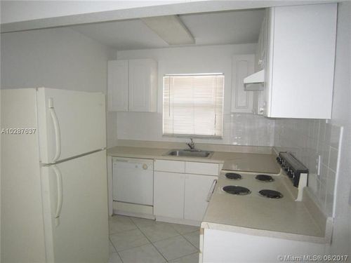 400 SE 3rd Ave-Unit -104 in Hallandale Beach, FL - Building Photo - Building Photo