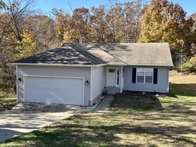 420 Evergreen Dr in Lake Ozark, MO - Building Photo
