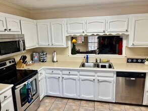 9949 Siegen Ln in Baton Rouge, LA - Foto de edificio - Building Photo