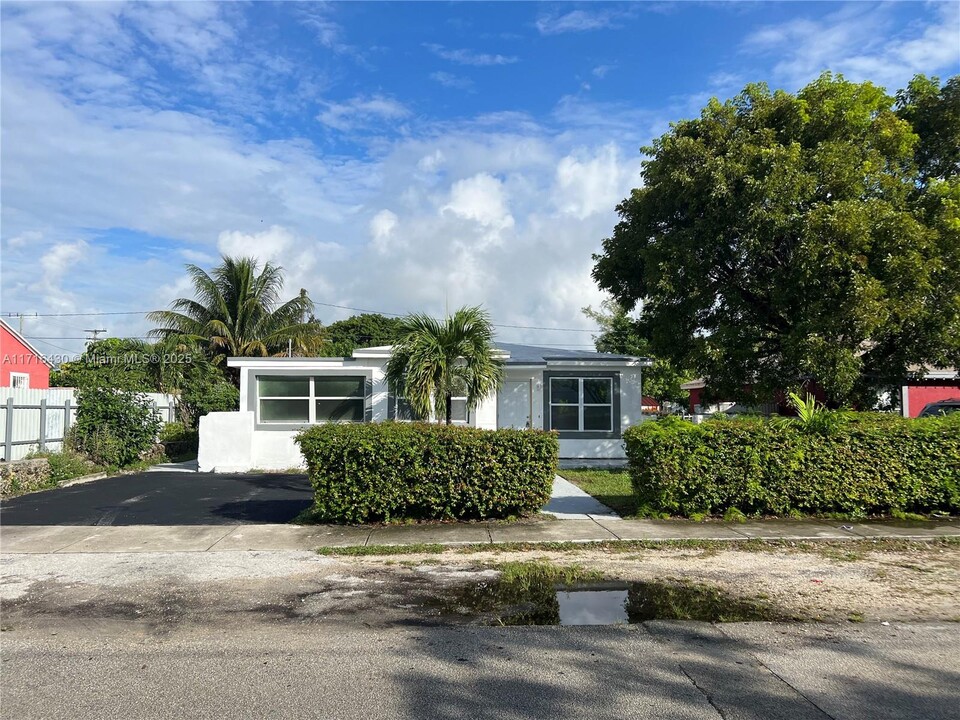 2625 NW 55th St in Miami, FL - Building Photo