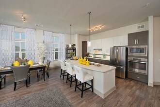 Vargos on the Lake in Houston, TX - Building Photo - Building Photo