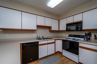 68 Westside Dr, Unit 68 in Iowa City, IA - Building Photo - Building Photo