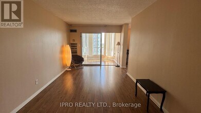 145-145 Hillcrest Ave in Mississauga, ON - Building Photo - Building Photo