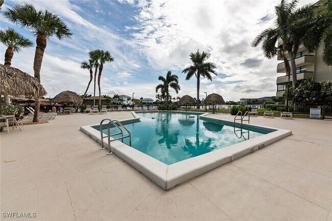 591 Seaview Ct in Marco Island, FL - Building Photo - Building Photo