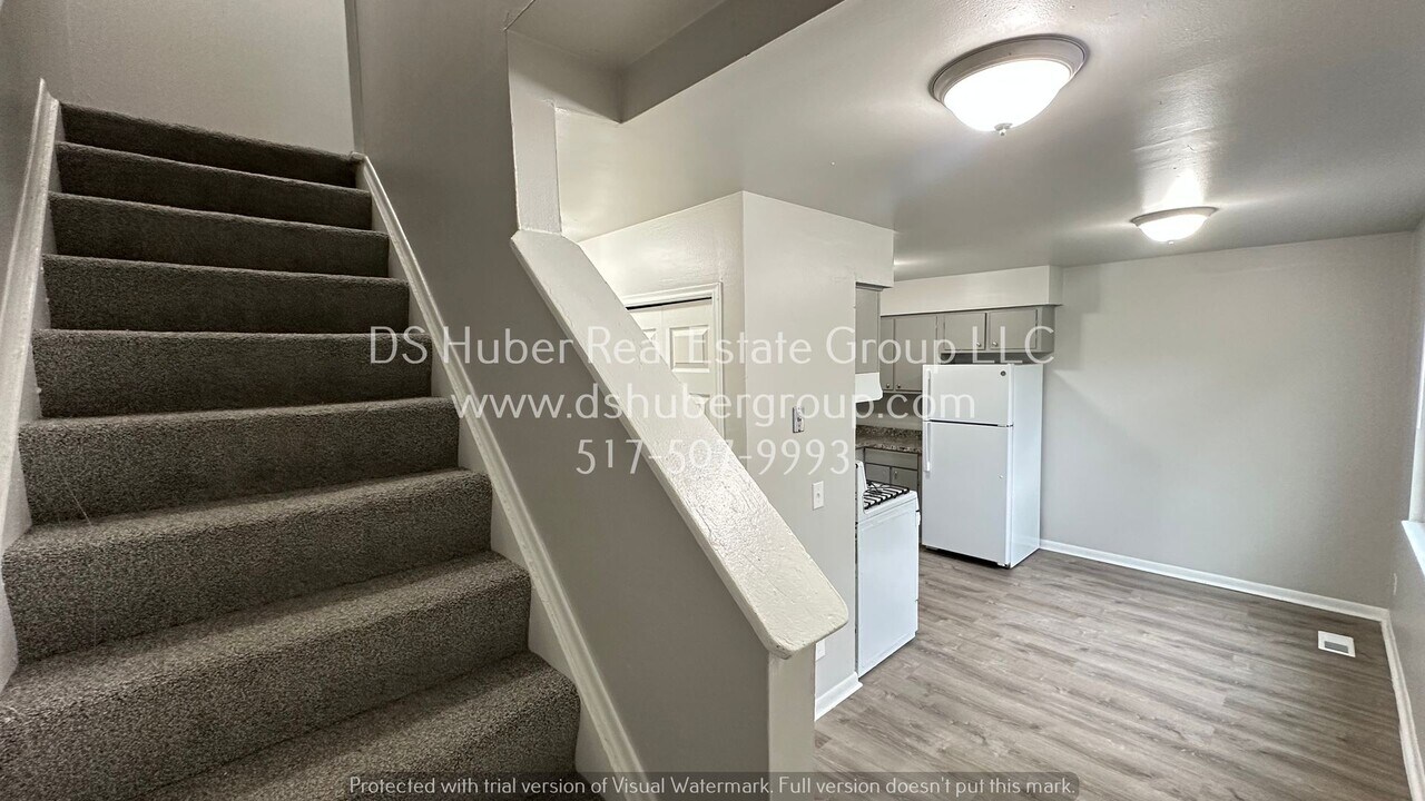 925 Vincent Ct in Lansing, MI - Building Photo
