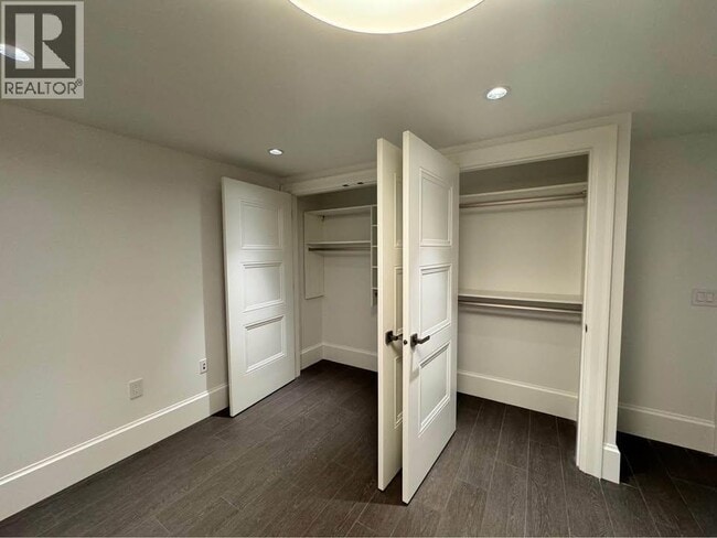 947 Forest Hills Dr in North Vancouver, BC - Building Photo - Building Photo