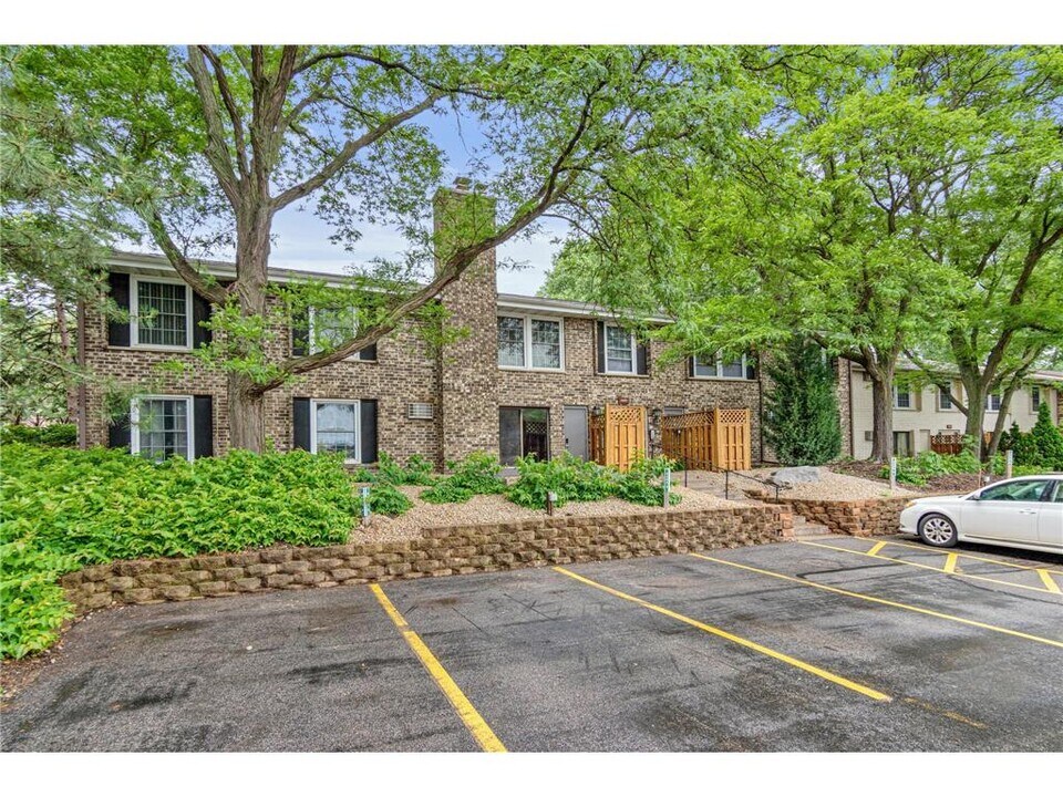 4424 Cedar Lk Rd S in Minneapolis, MN - Building Photo