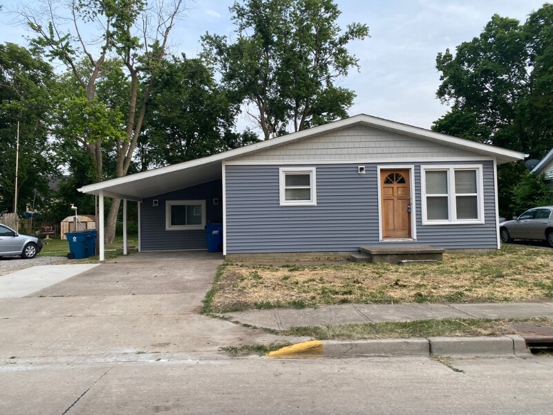 217 W Corbin St in Bethalto, IL - Building Photo