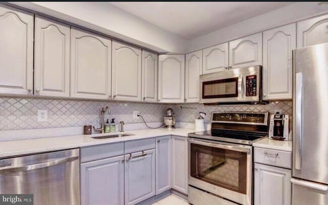 property at 2716 Glengyle Dr