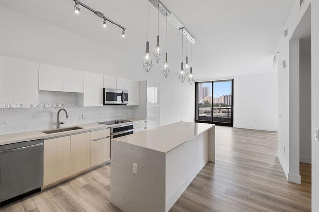 101 Diplomat Pkwy, Unit 0510 in Hallandale Beach, FL - Building Photo - Building Photo