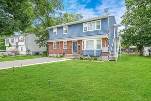 140 N 21st St in Wheatley Heights, NY - Building Photo