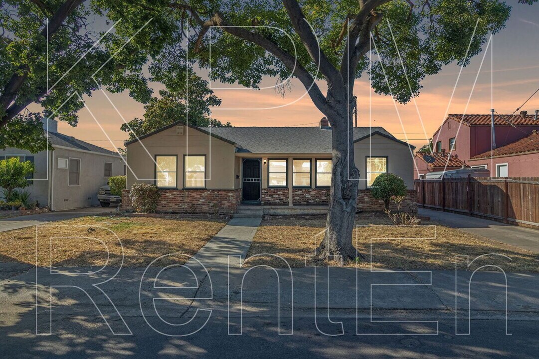 51 E Mendocino Ave in Stockton, CA - Building Photo