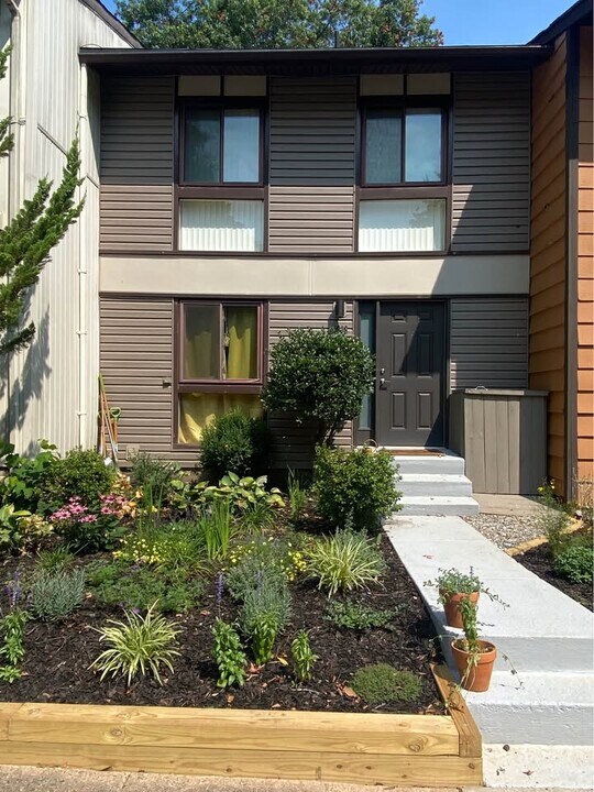 2308 Emerald Heights Ct in Reston, VA - Building Photo