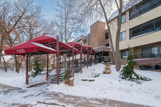 Windwood Condominiums in Edina, MN - Building Photo - Building Photo
