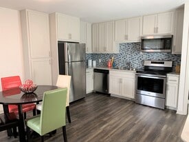 Broadway Apartments in Beaumont, TX - Building Photo