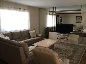 359 Saxony Ln in Delray Beach, FL - Building Photo - Building Photo