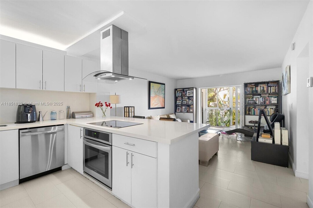 240 Galen Dr in Key Biscayne, FL - Building Photo