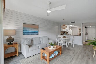 600 Neapolitan Way in Naples, FL - Foto de edificio - Building Photo