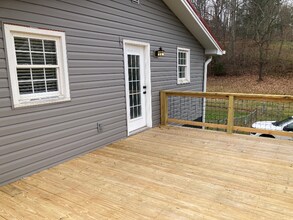 222 Bank Dr in Fall Branch, TN - Building Photo - Building Photo