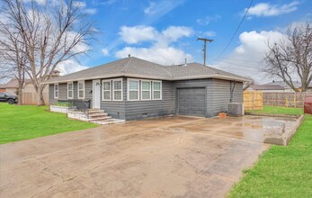 1725 N Lee St in Altus, OK - Foto de edificio - Building Photo