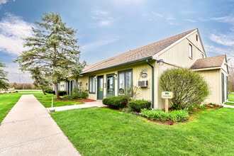 Green Pine Acres Apartments in Burton, MI - Foto de edificio - Building Photo