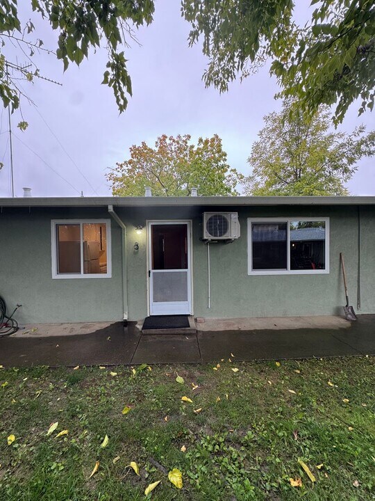 6426 Benning St in Orangevale, CA - Foto de edificio