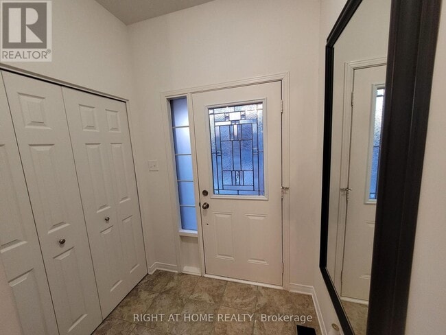 204 Rolling Meadow Crescent in Ottawa, ON - Building Photo - Building Photo