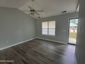 117 NW 10th St in Oak Island, NC - Building Photo - Building Photo