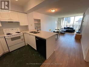 750-2750 Bay St. in Toronto, ON - Building Photo - Building Photo