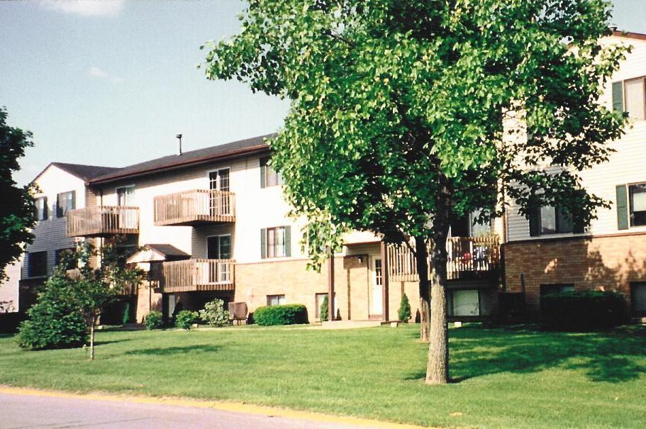 Deercreek Apartments in Eldridge, IA - Building Photo