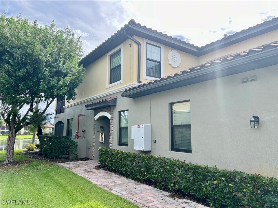 9118 Prima Way in Naples, FL - Building Photo
