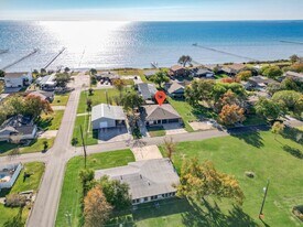 7918 Bayside Dr in Beach City, TX - Building Photo