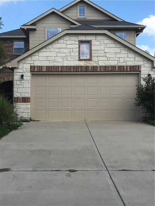 109 S Creek Bend Dr in Hutto, TX - Building Photo